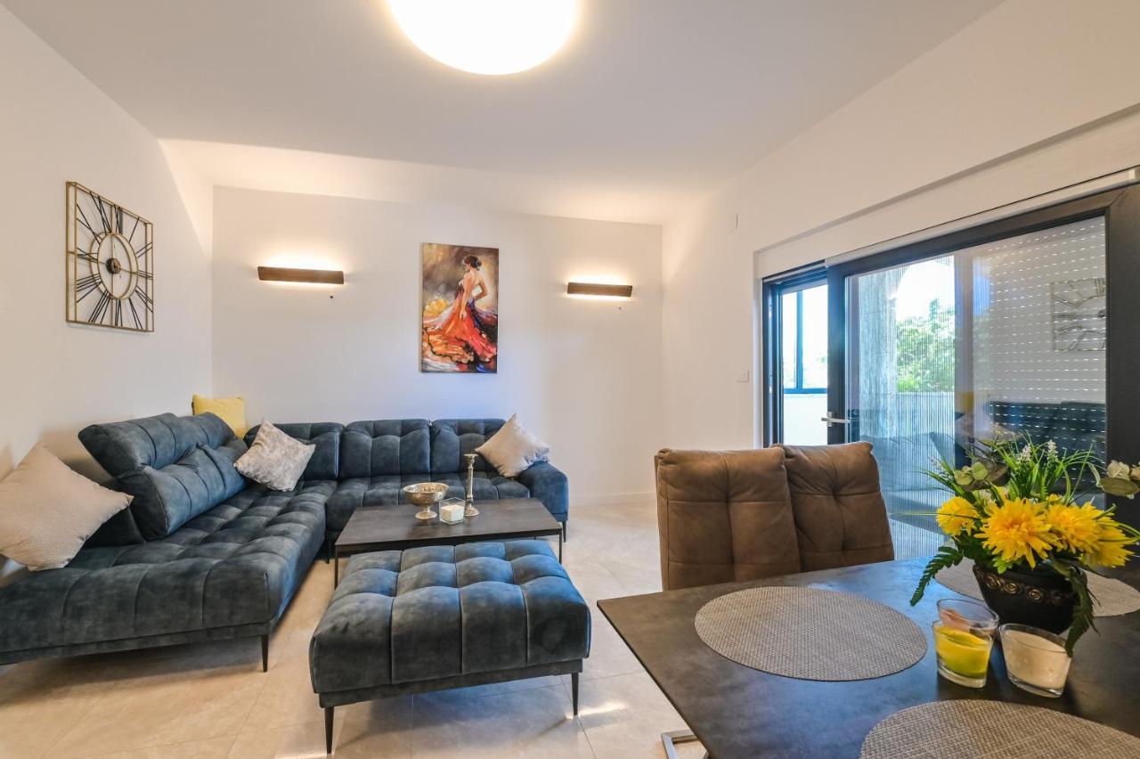 Villa Ami Кустичі Екстер'єр фото