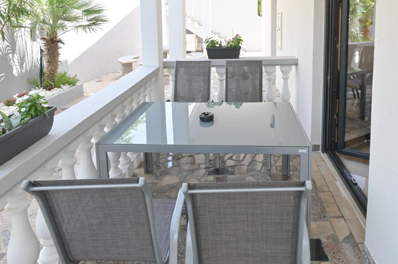 Villa Ami Кустичі Екстер'єр фото