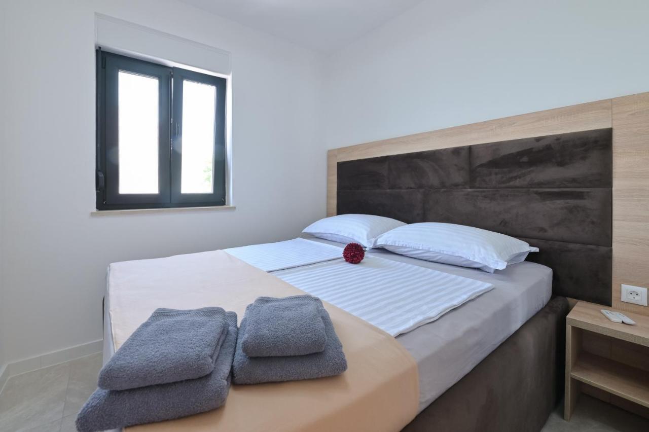Villa Ami Кустичі Екстер'єр фото