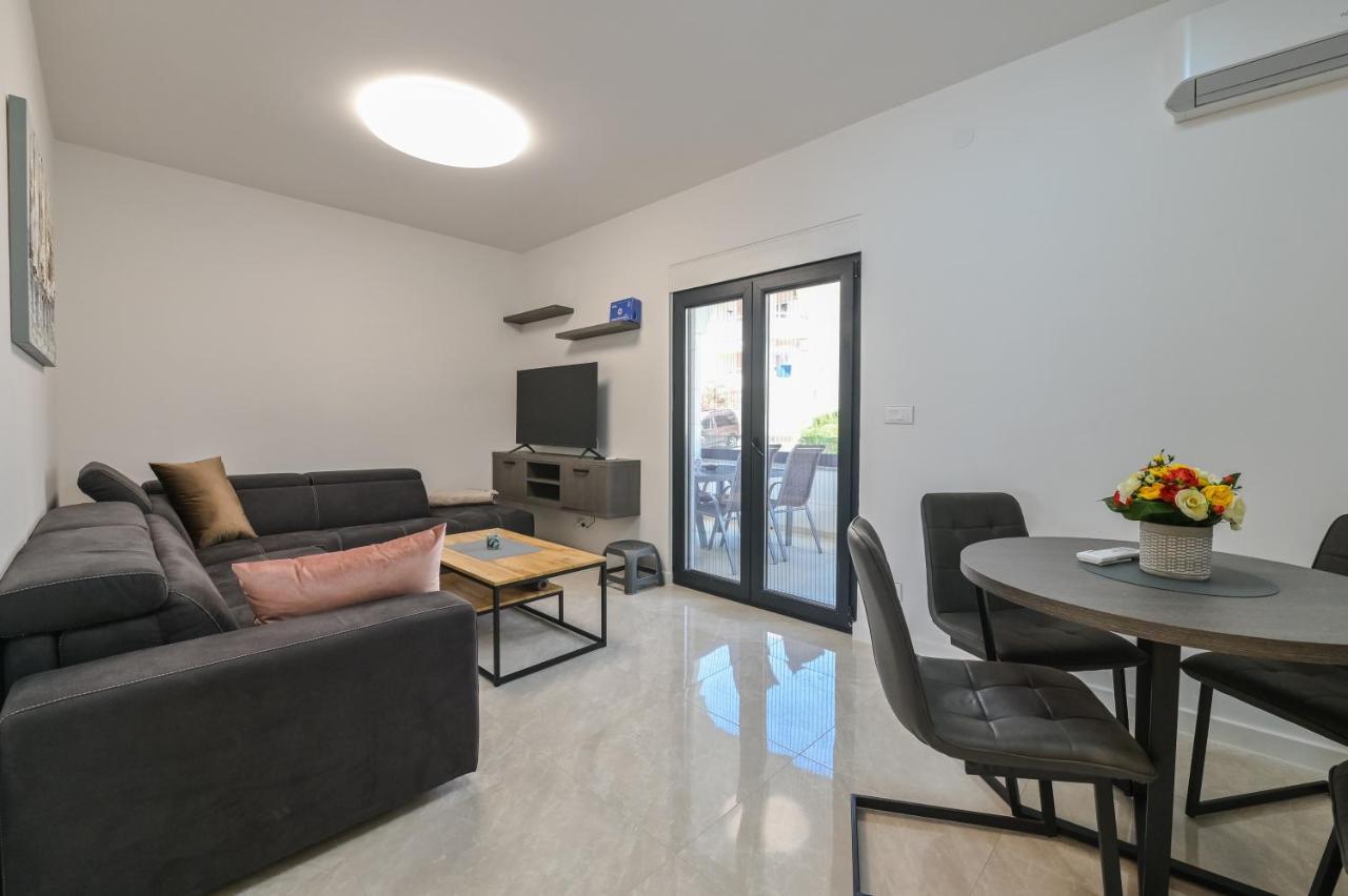 Villa Ami Кустичі Екстер'єр фото
